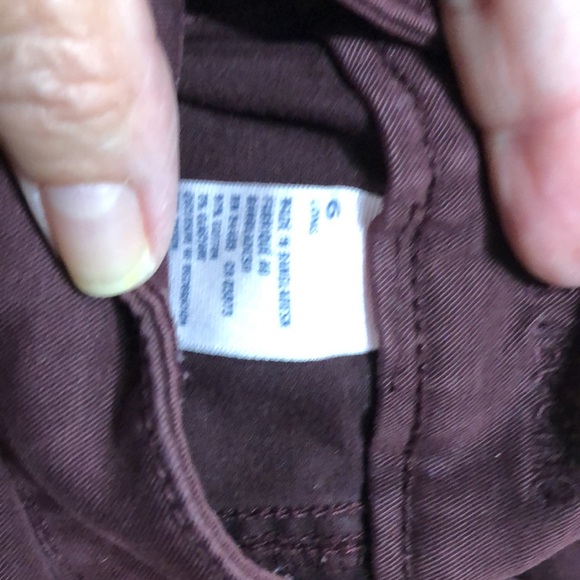 American Eagle outfitters maroon skinnt jeans. Size 6 - Picture 5 of 6